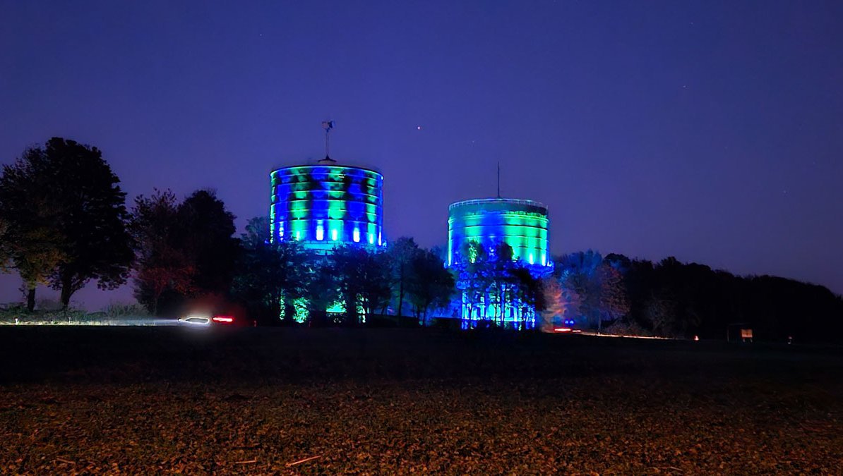 Anblick der beiden Wassertürme in Herten und wie sie blau-grün illuminiert werden