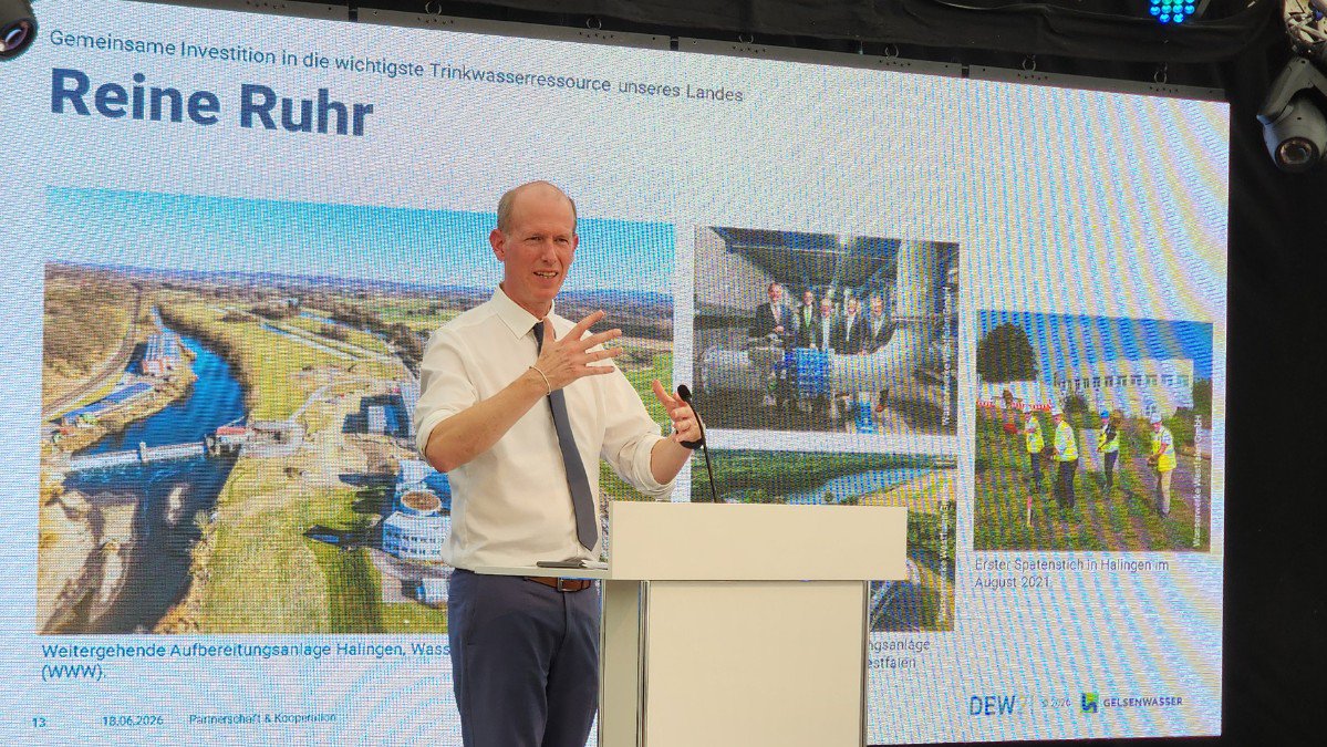 Gelsenwasser-Vorstand Dr. Dirk Waider hlkt eine Rede auf der Bühne