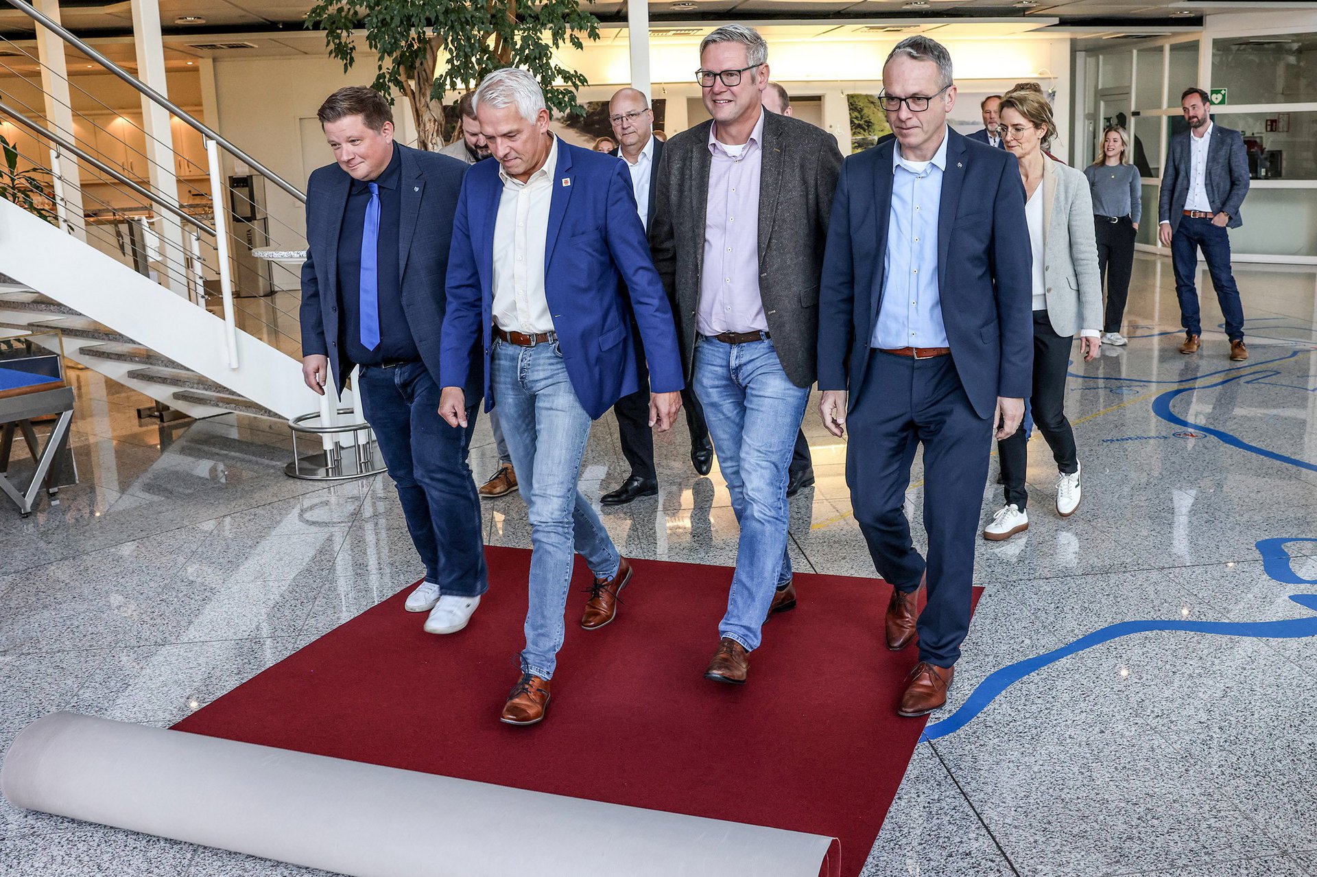 Bürgermeister im 2Stromland rollen roten Teppich für unser Trinkwasser aus im Wasserwerk Haltern