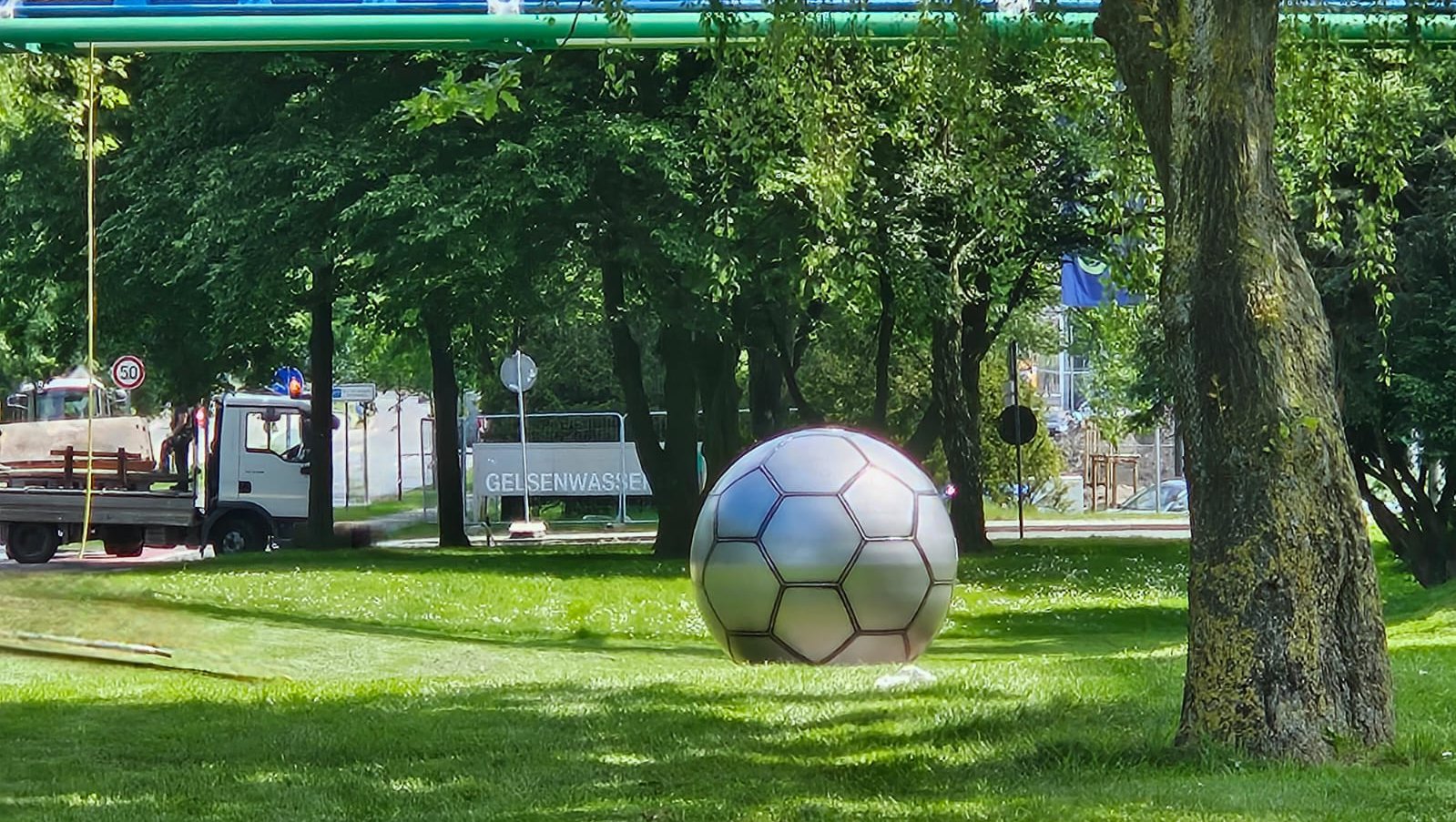 Gelsenwasser ist Mitglied der UnternehmensElf: Ein Fußball als Symbol für eine starke Stimme für Gelsenkirchen 
