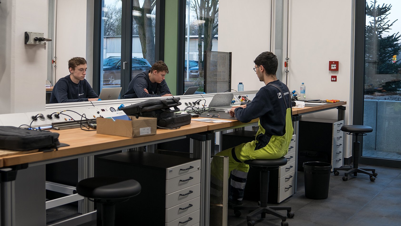 Auszubildende in der neuen Werkstatt