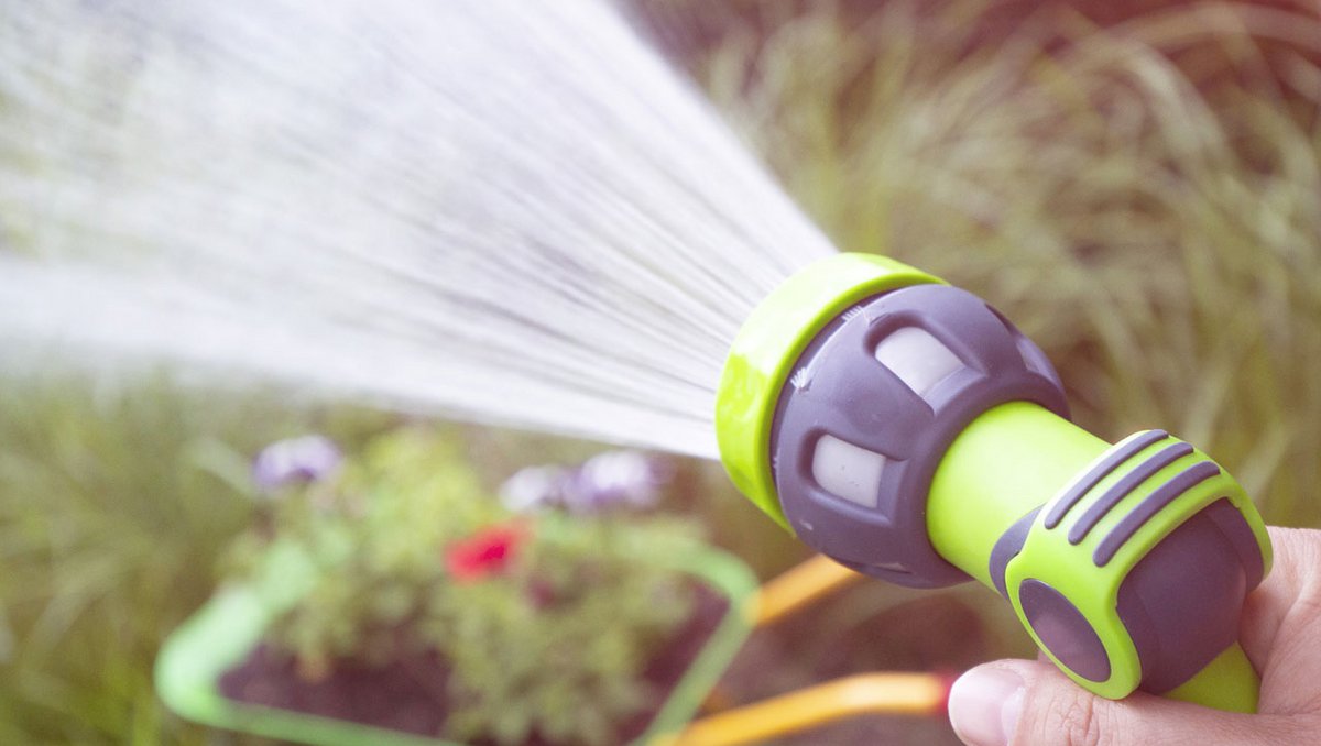 Gartenbewässerung im Sommer