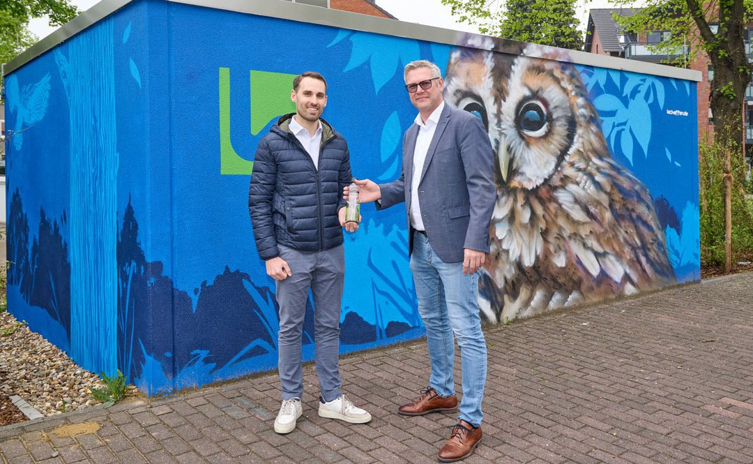 Carsten Wevers, Bürgermeister von Oer-Erkenschwick, und Torsten Gleißner, Leiter der Gelsenwasser-betriebsdirektion in Recklinghausen, vor der neu gestalteten Druckerhöhungsanlage.