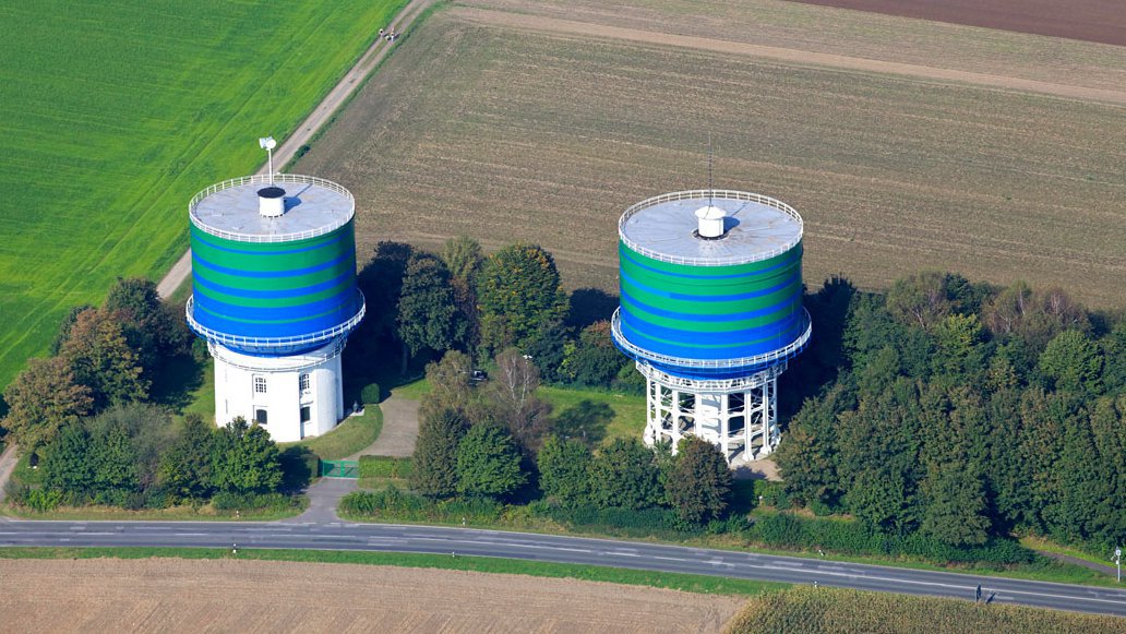 Die beiden Wassertürme in Herten aus der Vogelperspektive.