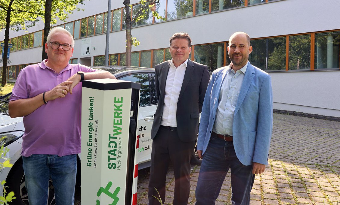 Lars Schierbaum (Technische Verwaltung der Westfälischen Hochschule), Dr. Heiko Geruschkat (Kanzler Westfälische Hochschule) und Dirk Wessling (Geschäftsführer Stadtwerke Recklinghausen) freuten sich: ein weiter Schritt auf dem Weg zur nachhaltigen Mobilität in Recklinghausen.