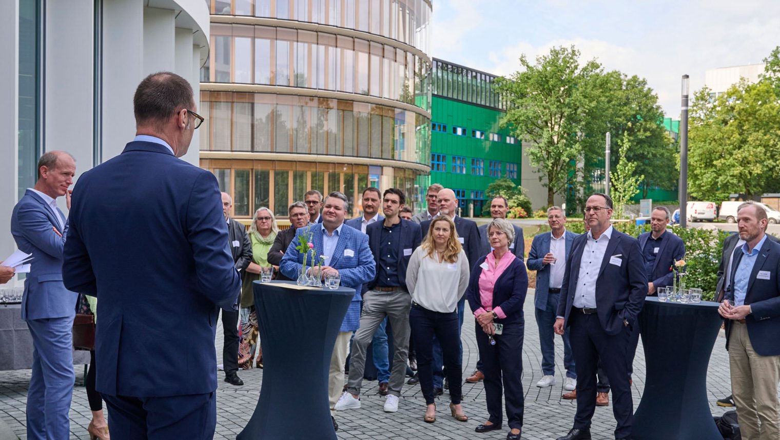Gäste bei der Einweihung des neuen Gebäudes, währen der Rede von Gelsenwasser-Vorstand Henning Deters.
