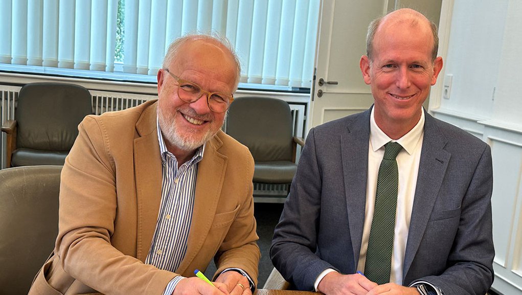 Bürgermeister Dirk Glaser und Gelsenwasser-Vorstand Dr. Dirk Waider unterzeichnen Konzessionsvertrag