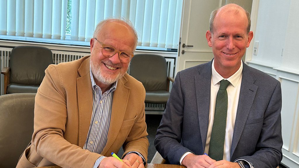 Bürgermeister Dirk Glaser und Gelsenwasser-Vorstand Dr. Dirk Waider unterzeichnen Konzessionsvertrag