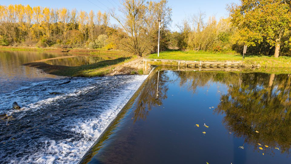 Das Schlauchwehr zwischen Stever und Talsperre Hullern in der Seitenansicht im Herbst.