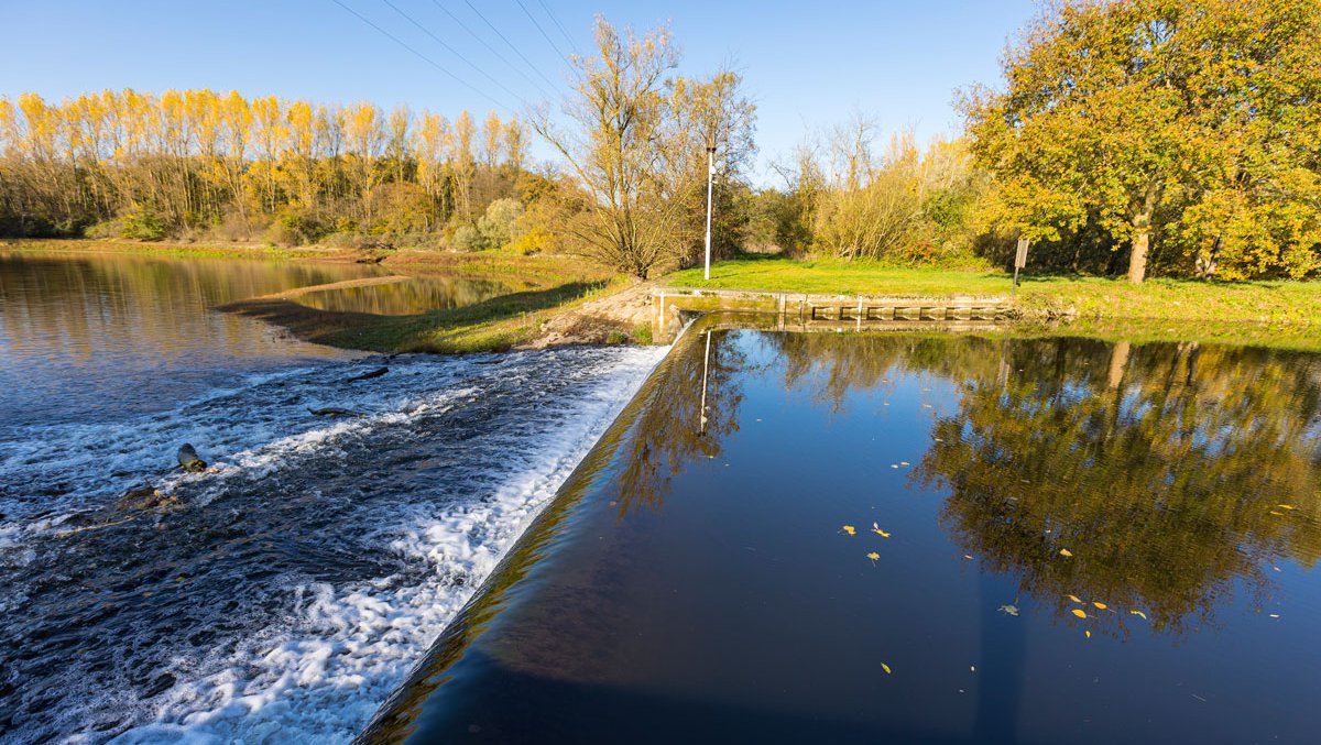 Das Schlauchwehr zwischen Stever und Talsperre Hullern in der Seitenansicht. 