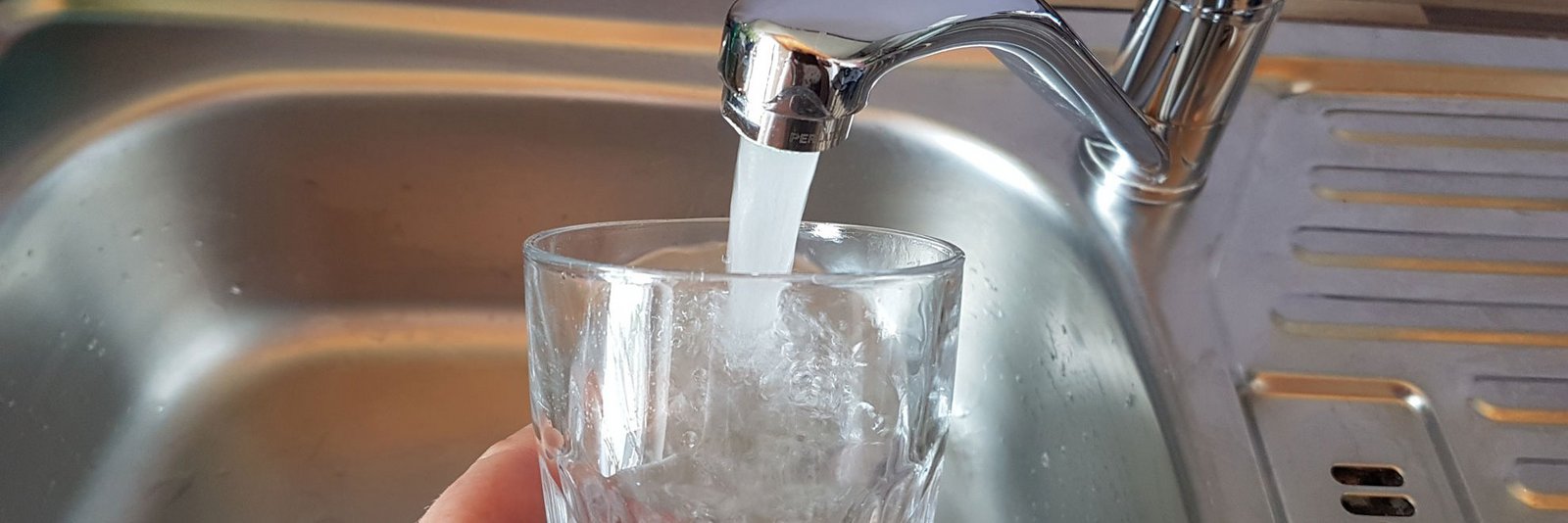 Wasser an der Spüle zapfen
