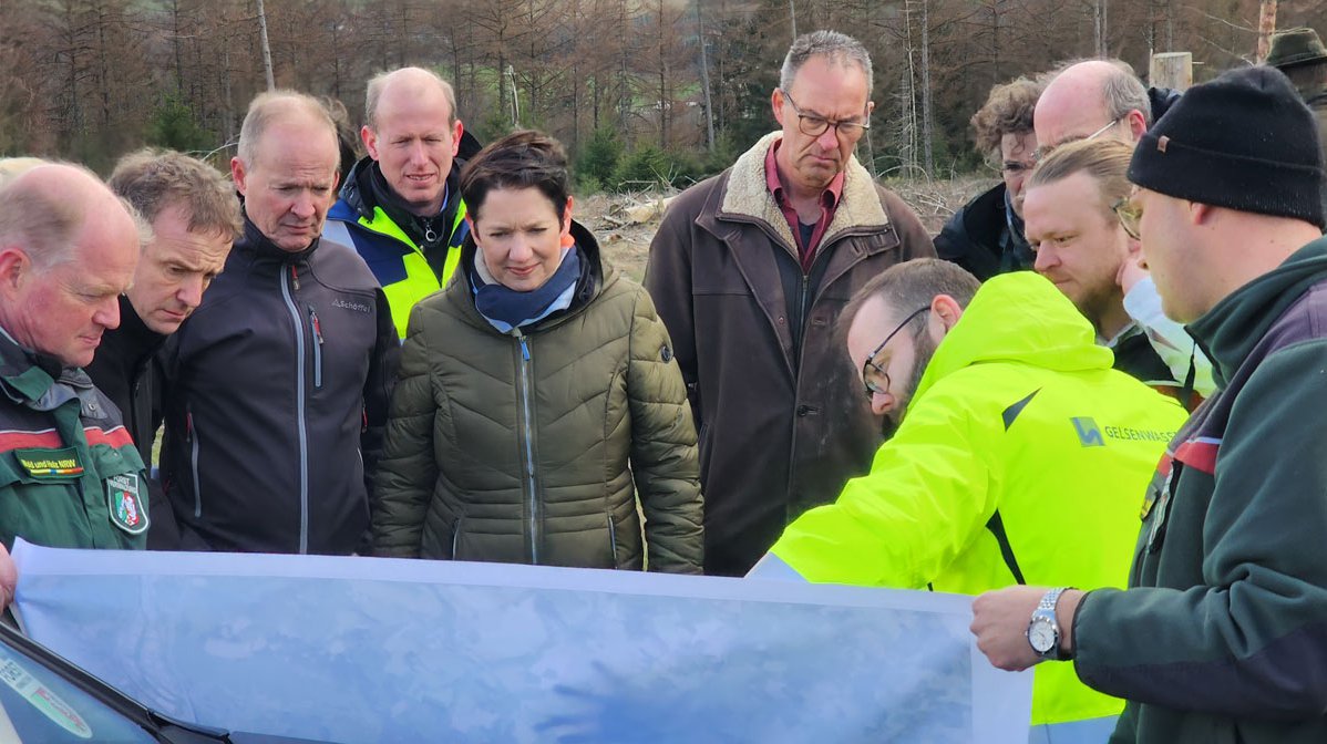 Frischer Wind für unser Windparkprojekt bei Olpe: Bei einem Ortstermin informierte sich NRW-Landwirtschaftsministerin Silke Gorißen über die Windpark-Pläne. 