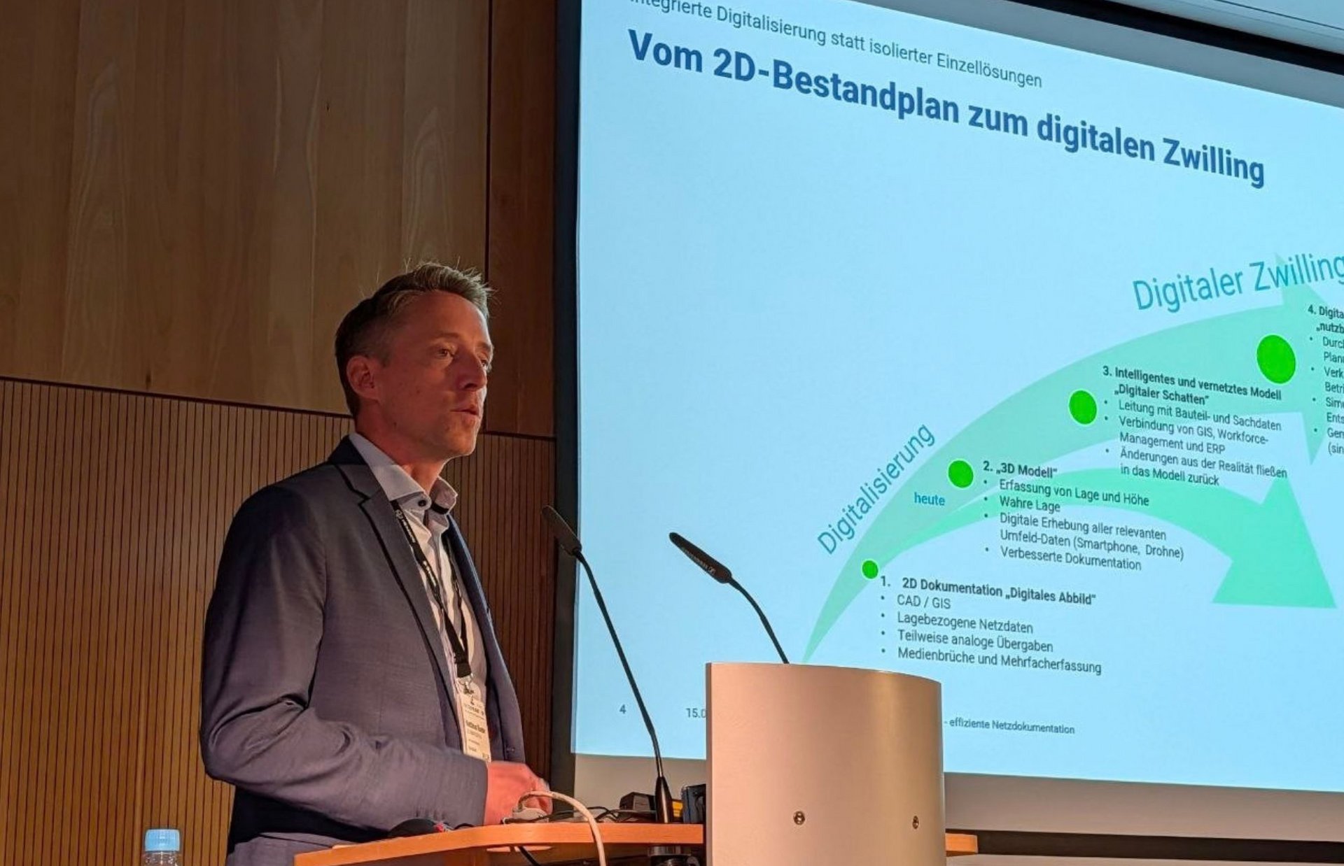 Matthias Knuhr vom Team blau-grün bei seinem Vortrag auf der INTERGEO 2026 über Vermessungsdaten, die zu intelligenten Infrastrukturprozessen werden.