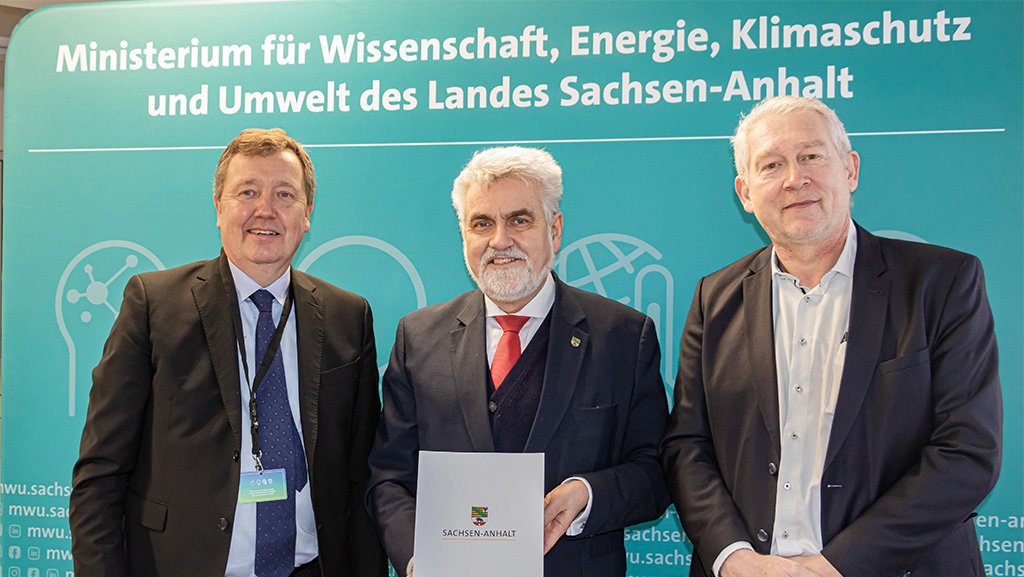 Übergabe des Förderbescheids durch dieLandesregierung Sachsen-Anhalt