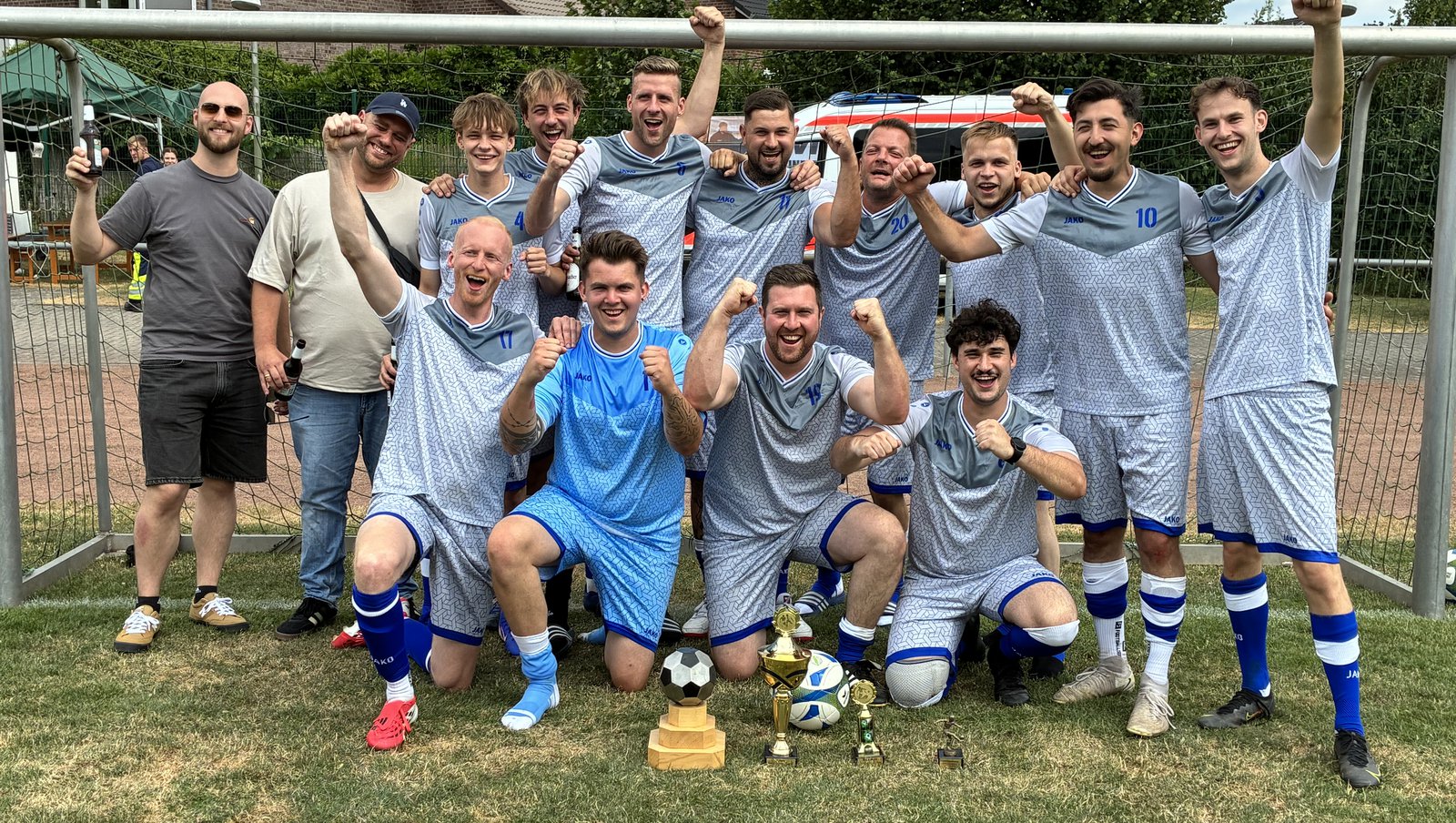 Die Siegermannschaft von vorne fotografiert beim Jubeln über den Sieg beim Betriebssport: das Fußballpokalturnier der Gelsenwasser-Betriebssportmannschaften 2026