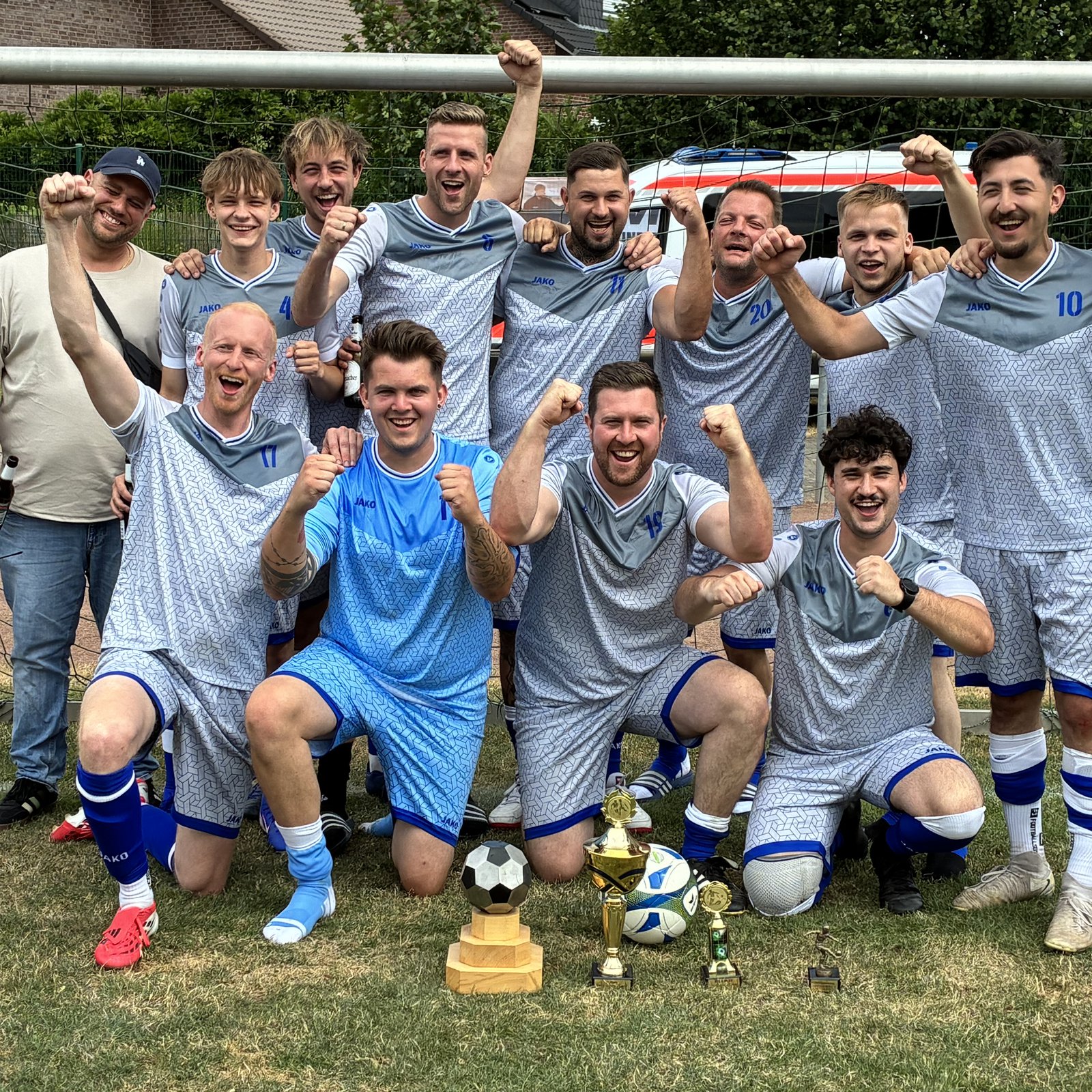 Die Siegermannschaft von vorne fotografiert beim Jubeln über den Sieg beim Betriebssport: das Fußballpokalturnier der Gelsenwasser-Betriebssportmannschaften 2026