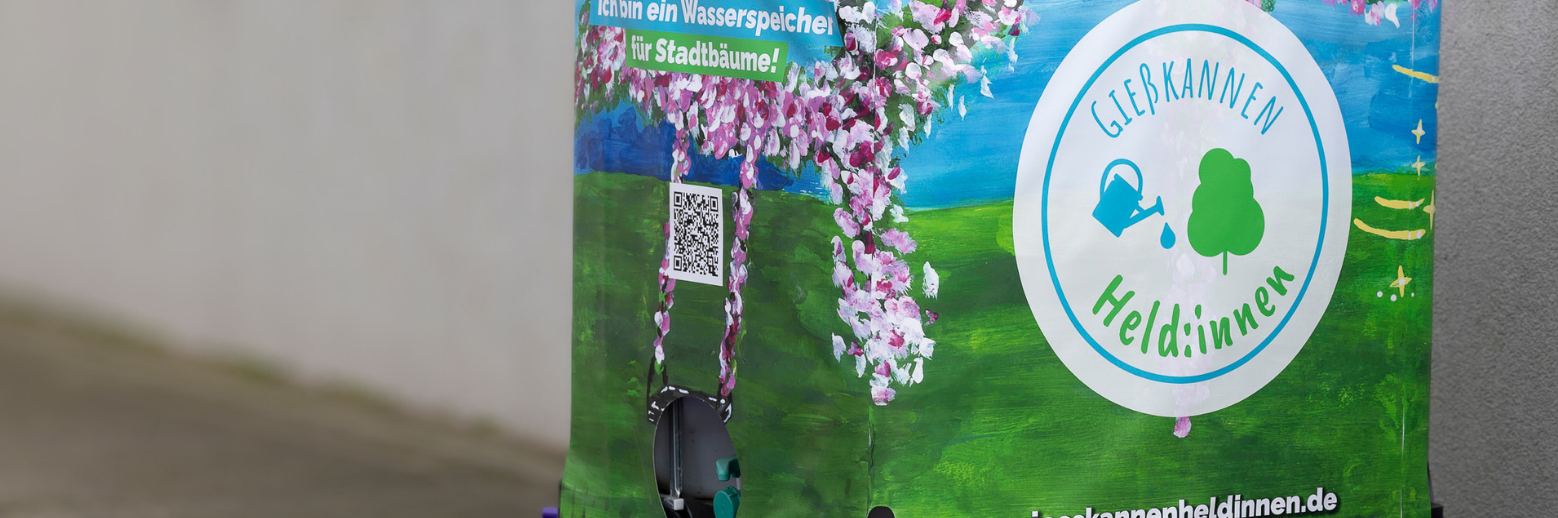Wassercontainer mit 1000 Litern für die Gießkannenhelden in Gelsenkirchen steht vor einer Hauswand