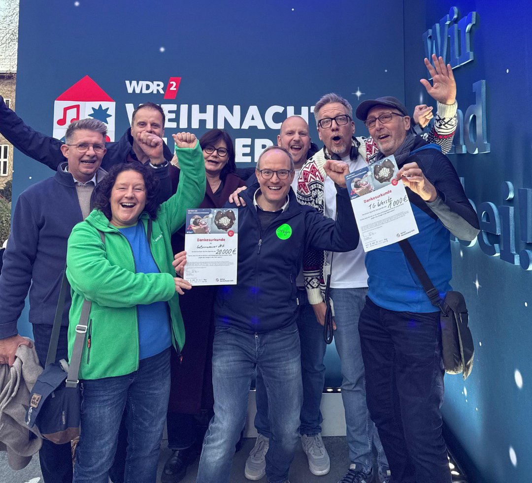 Unser Team blau-grün übergibt 20.000 Euro fürs WDR2-Weihnachtswunder.