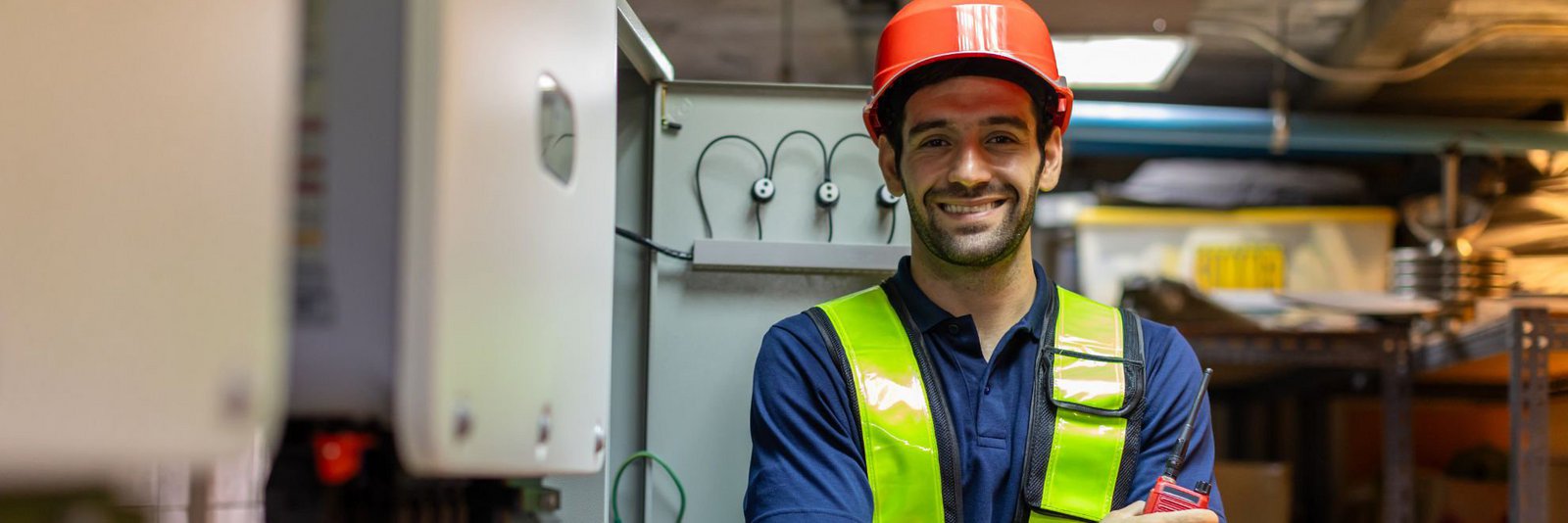 Junger Ingenieur frontal fotografiert...