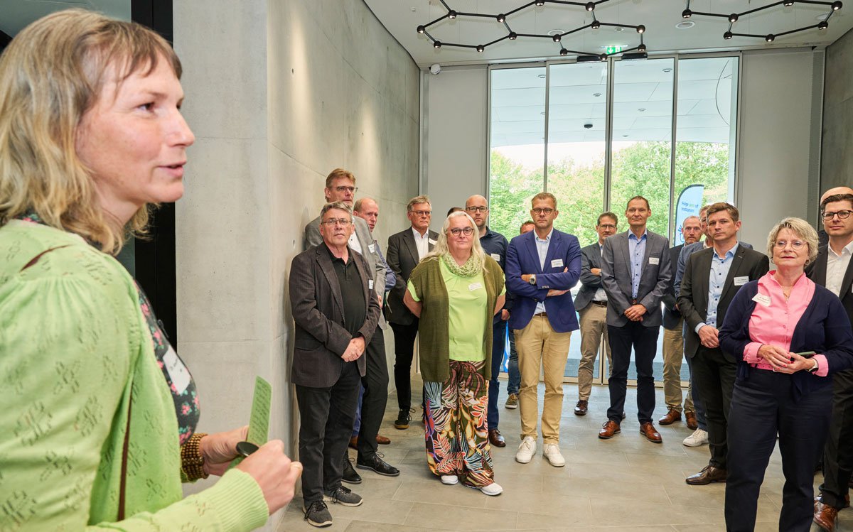 Dr. Anne Soltwisch führt die ersten Besucher durch das neue H20-Gebäude.