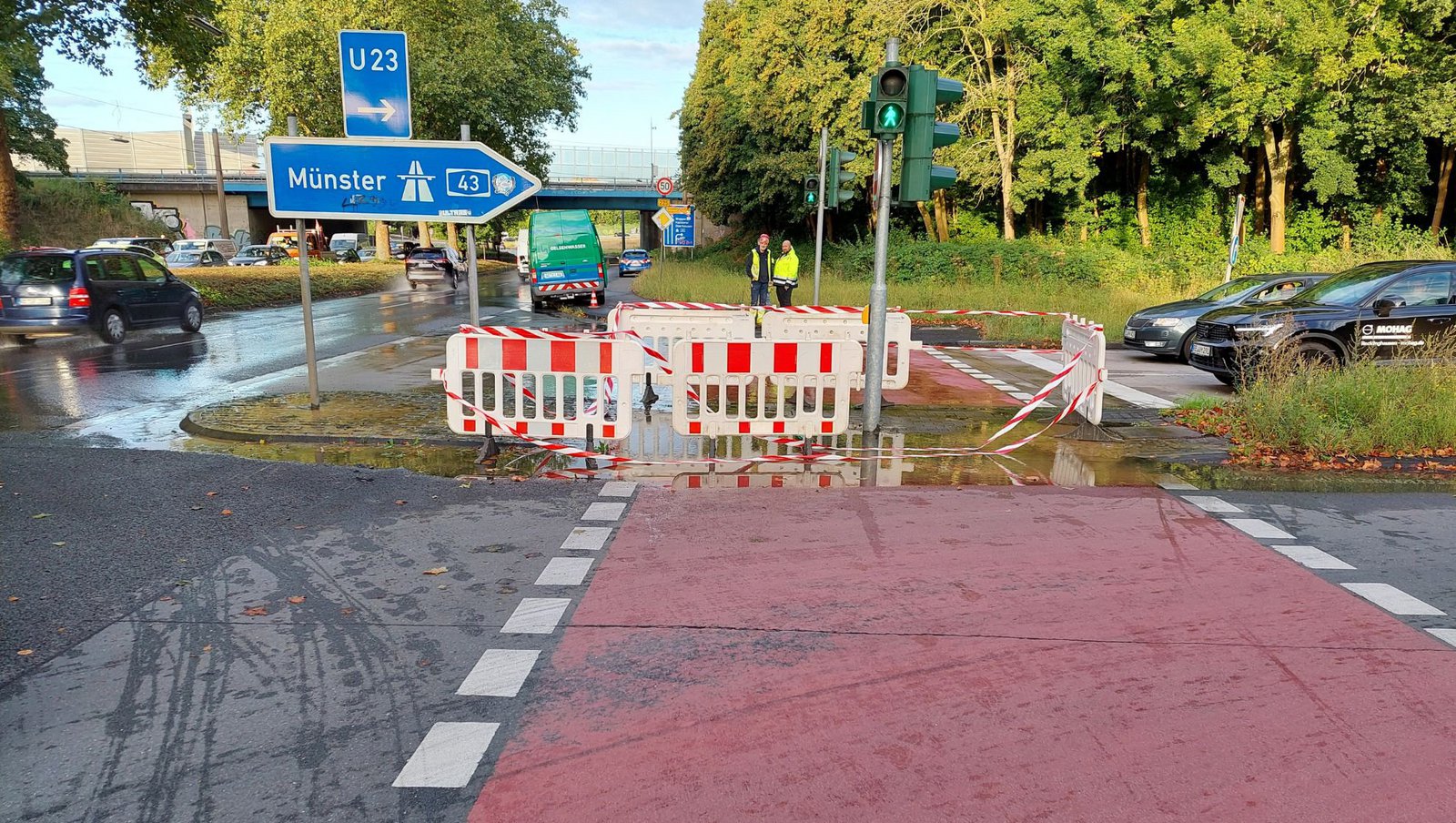 Autobahnabfahrt der A43 in Recklinghausen-Herten: In der Mitte der Rohrschaden, das Wasser steht auf der Fahrbahn