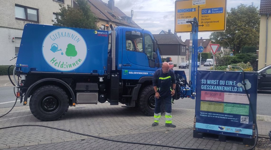 Wassercontainer der Gießkannenhelden in Gelsenkirchen wird mit Wasser aus dem Unimog befüllt.