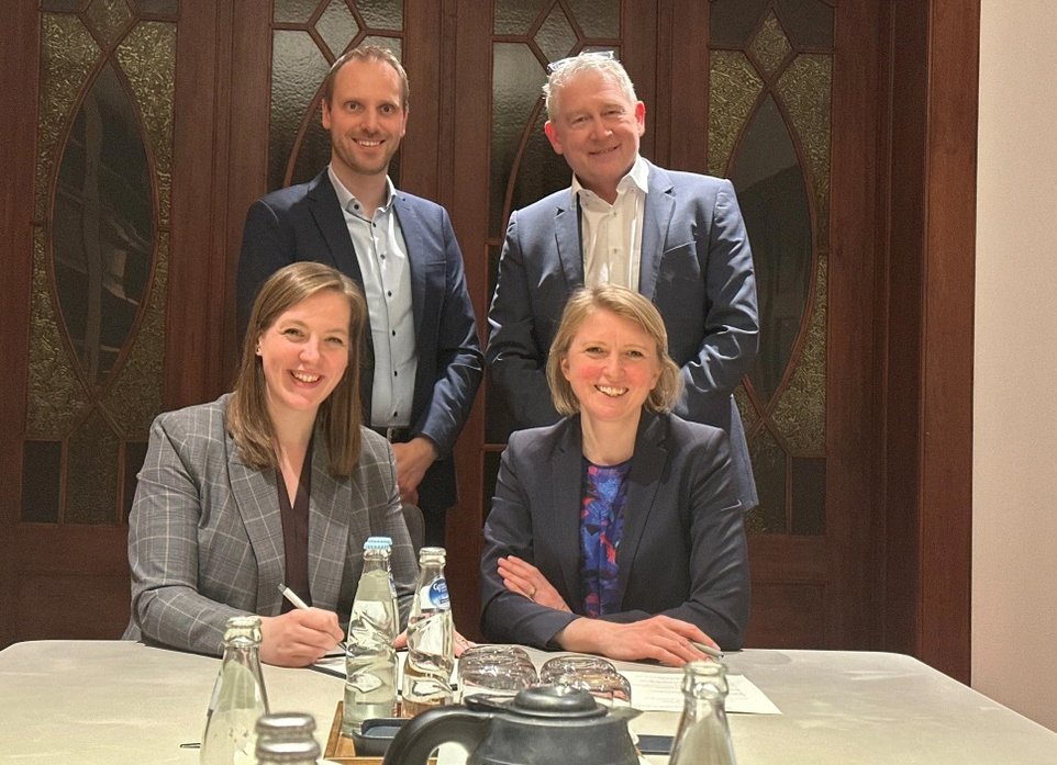 Von rechts hinten im Uhrzeigersinn nach links oben: Martin Braunersreuther (hinten rechts), Anna Lundbom (vorn rechts), Geschäftsführung der PG Schkopau GmbH; Hannah Mengelkamp (vorne links), Legal Counsel und Prokuristin, Dow Olefinverbund GmbH, und Tim Bunthoff (hinten links), Prokurist PG Schkopau GmbH 