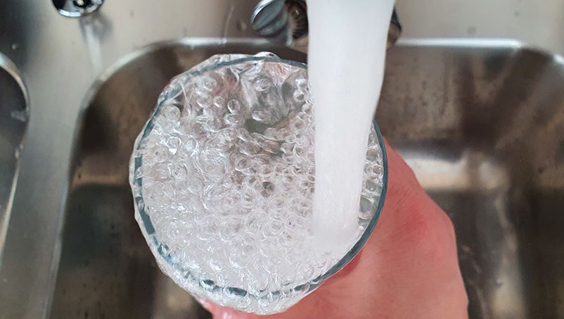 Wasser in Karaffe zapfen