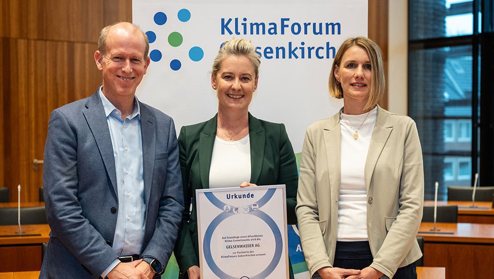 OB Henze überreicht als symbolisches Dankeschön die Urkunde