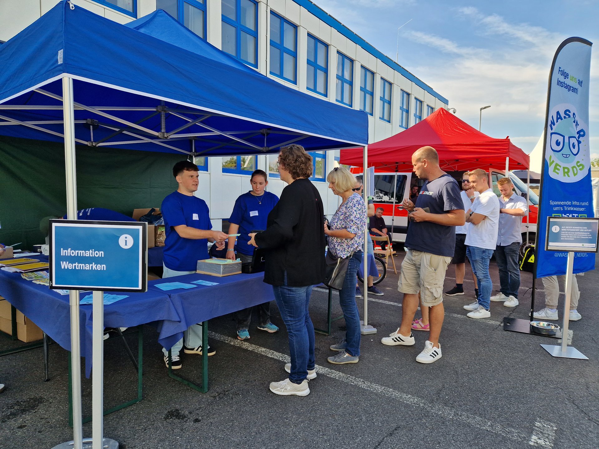 Menschen am Infostand beim Tag der offenen Tür Unna