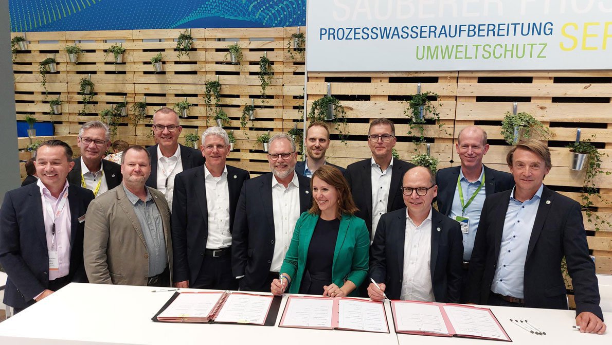 Aufnahme der neuen Mitglieder der Initiative Sauberer Phosphor auf der Messe IFAT in München.