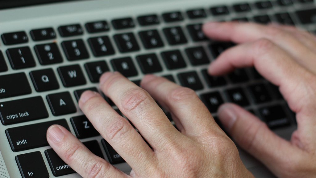 Hände auf Tastatur
