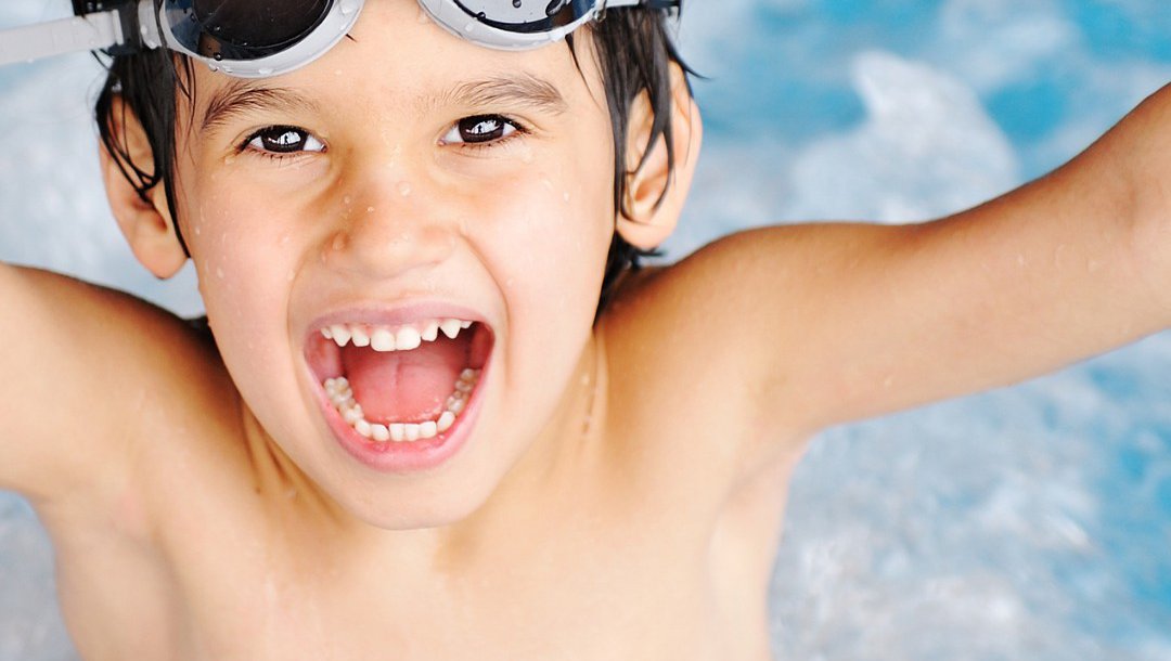 Kind im Schwimmbad