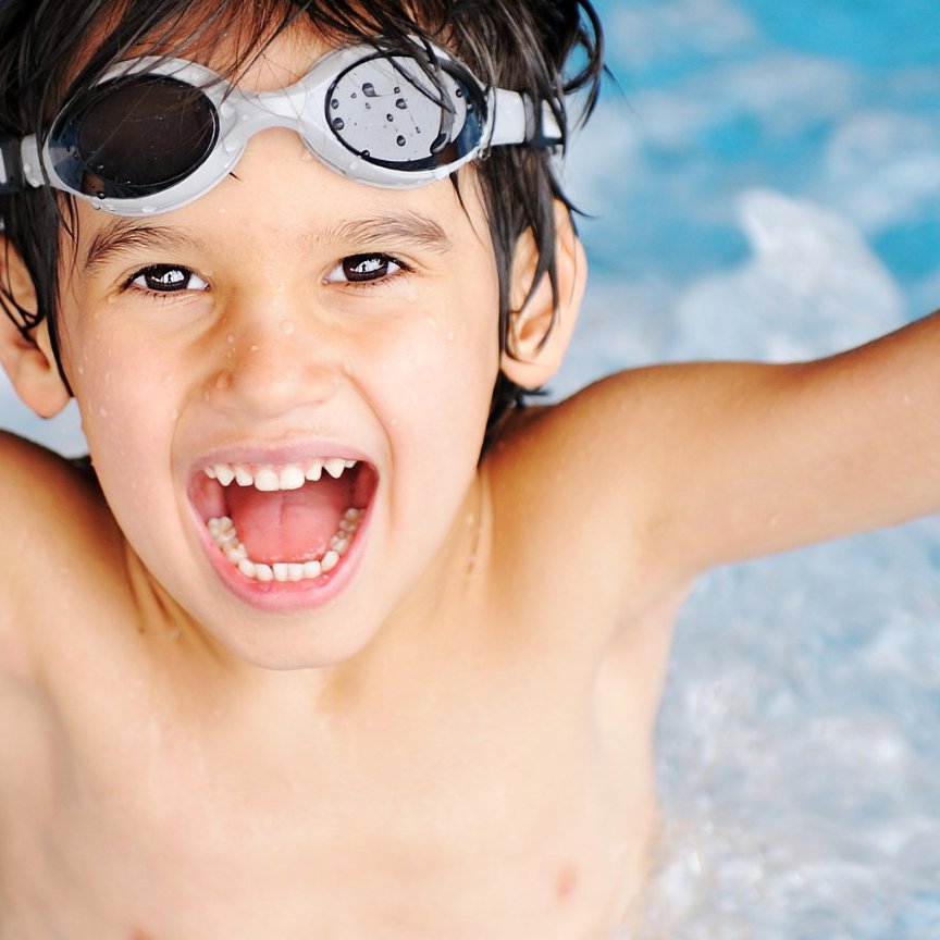 Kind im Schwimmbad