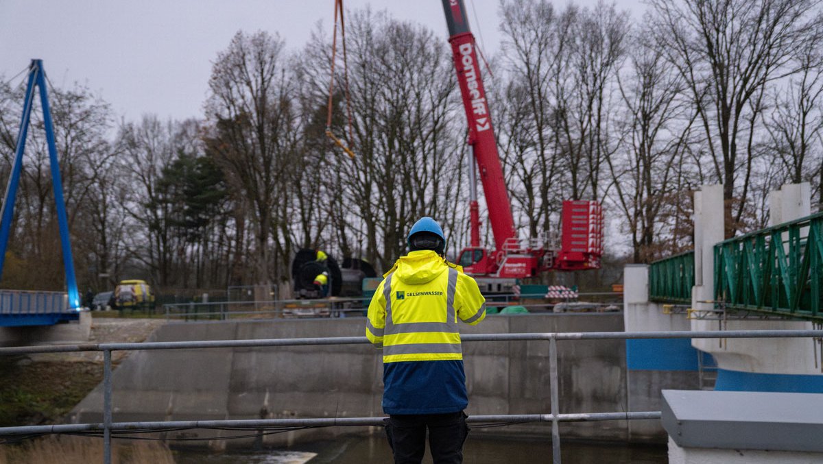 Nach fast 100 Jahren werden die beiden Stahlwalzen der Stevertalsperre erneuert. Ein aufwendiges Projekt fürs Team blau-grün mit Präzisionsarbeit. 