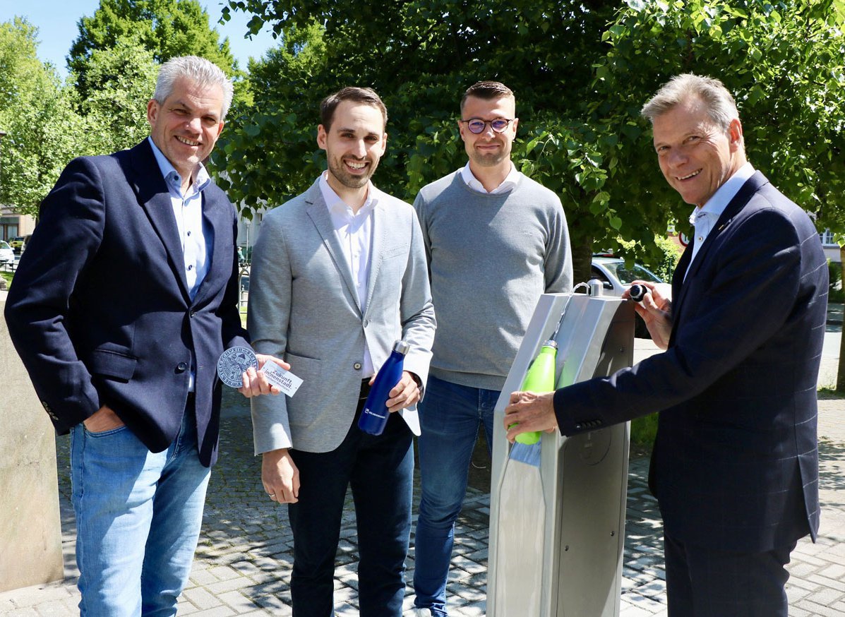 Bürgermeister Christoph Tesche weihte den Trinkwasserbrunnen an der Marienkirche zusammen mit dem städtischen Klimaanpassungsmanager Felix Sprenger sowie Torsten Gleißner, Leiter der Betriebsdirektion der Gelsenwasser AG und dem zuständigen Umwelt-Dezernenten Axel Fritz (v.r.) ein.