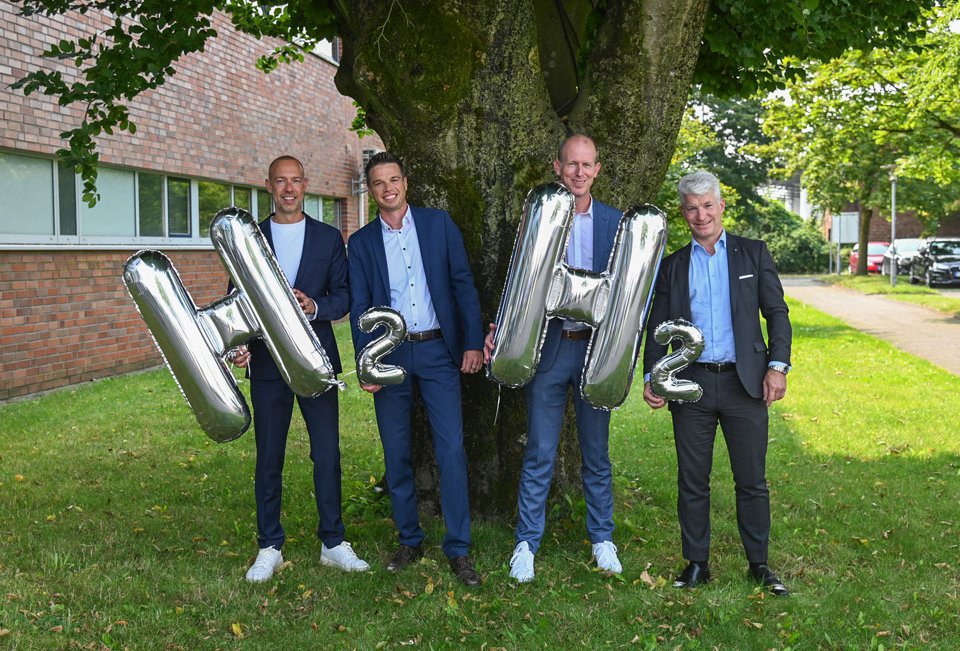 Vier Unternehmen aus dem Münsterland engagieren sich für Wasserstoff aus der Region. In Coesfeld unterzeichneten Sebastian Jurczyk (Stadtwerke Münster), Ron Keßeler (Emergy), Dr. Dirk Waider (GELSENWASSER AG) und Sven Becker (Trianel) darüber eine Absichtserklärung.