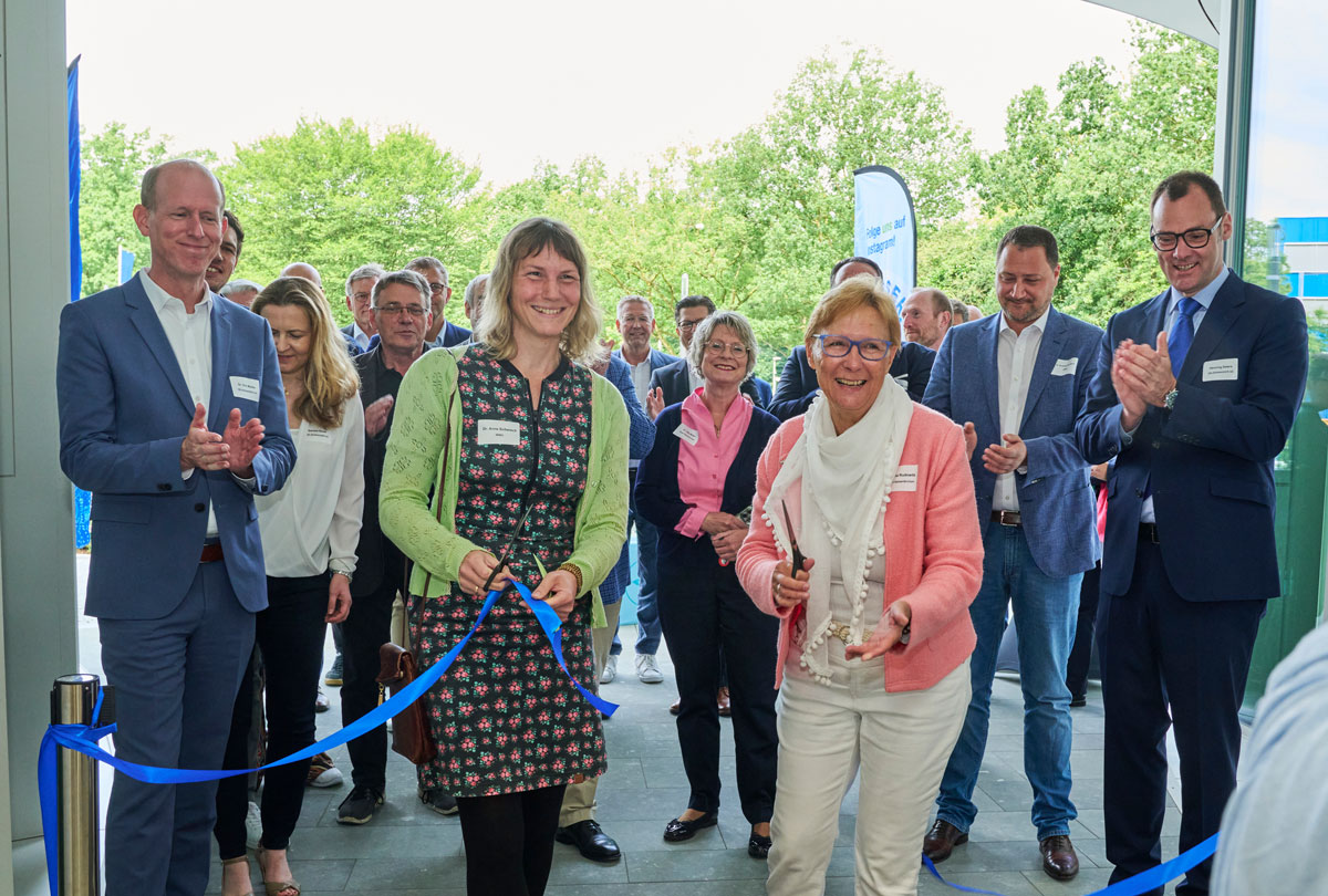 WWU-Geschäftsführerin Dr. Anne Soltwisch (links) und Bürgermeisterin Martina Rudowitz (rechts) durchschneiden gemeinsam das Band, das den Weg in das H2O-Gebäude freigibt. Gelsenwasser-Vorstand Dr. Dirk Waider (links außen) und Vorstandsvorsitzender Henning Deters (rechts außen) freuen sich über das gelungene Bauprojekt im Gelsenwasser-Quartier. 