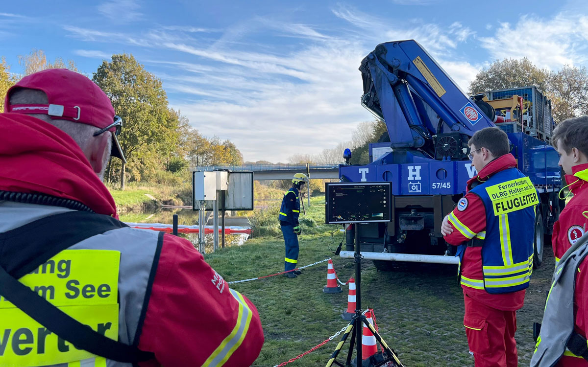THW und Feuerwehr halfen beim Entfernen des Ölfilms auf dem Hullerner Stausee. 